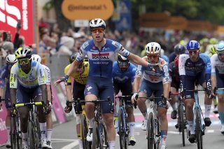 Tim Merlier peut lever les bras: le premier sprint du Giro est pour lui. KEYSTONE/AP/Gian Mattia D'Alberto/
